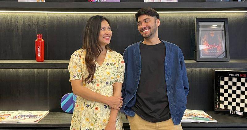 Refal Hady dan Indah Permatasari saat media visit di IDN Media pada 6 November 2023 - Popmama.com/Putri Syifa N